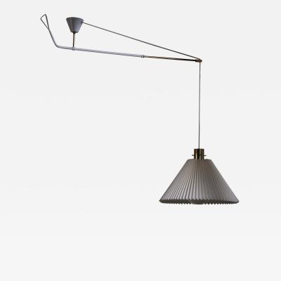 Swiveling and extending ceiling lamp