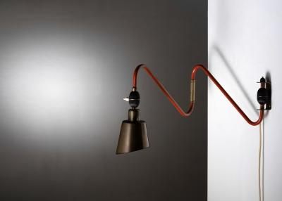 Swiveling wall lamp