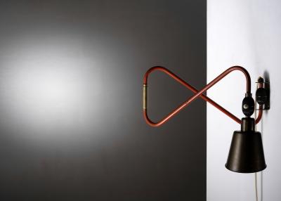 Swiveling wall lamp