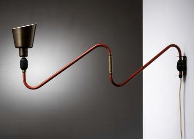 Swiveling wall lamp