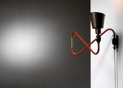 Swiveling wall lamp
