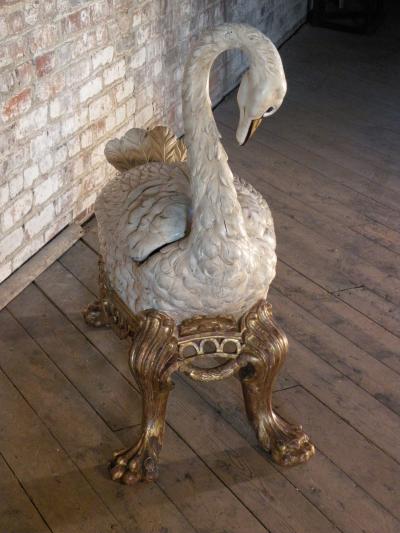 The Coolest Swan For Your Wine