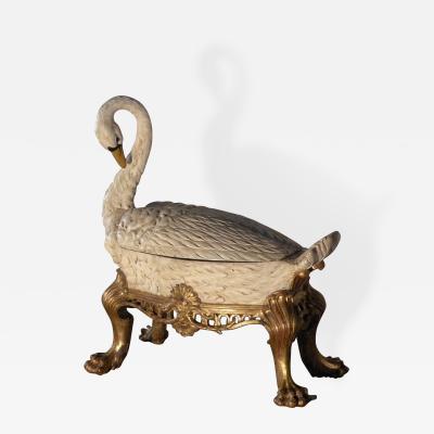 The Coolest Swan For Your Wine