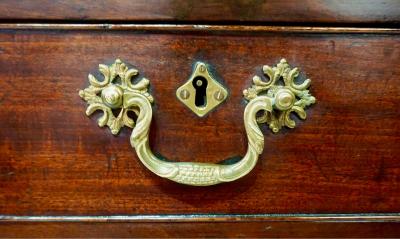 Thomas Chippendale English Georgian Mahogany Pedestal Form Bachelors Chest circa 1760