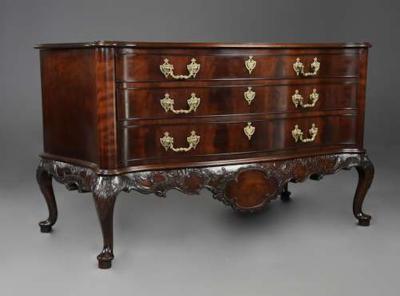 Thomas Chippendale Superb quality late 19thc serpentine commode in the Chippendale style