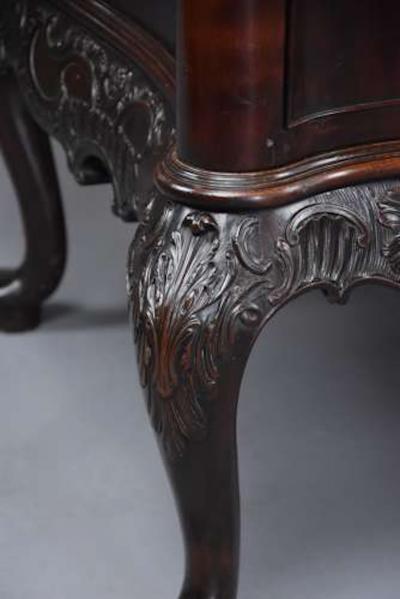 Thomas Chippendale Superb quality late 19thc serpentine commode in the Chippendale style