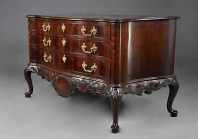 Thomas Chippendale Superb quality late 19thc serpentine commode in the Chippendale style