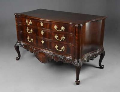 Thomas Chippendale Superb quality late 19thc serpentine commode in the Chippendale style