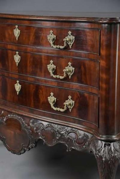 Thomas Chippendale Superb quality late 19thc serpentine commode in the Chippendale style
