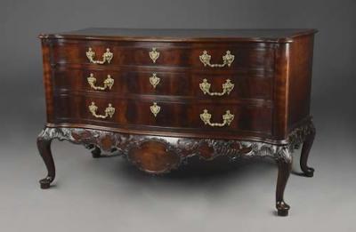 Thomas Chippendale Superb quality late 19thc serpentine commode in the Chippendale style