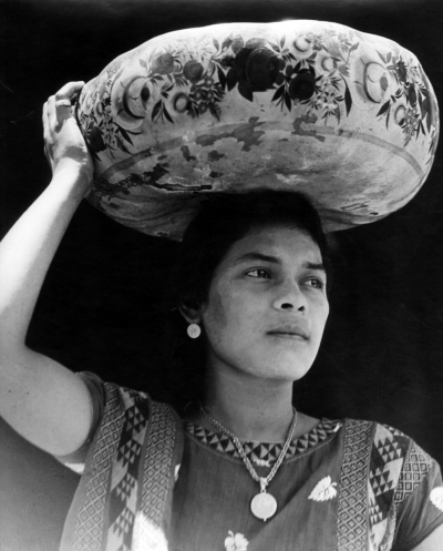 Tina Modotti Mujer de Tehuantepec con Jicapexle Woman of Tehuantepec Carrying Jicapexle