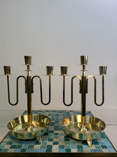 Tommi Parzinger TOMMI PARZINGER PAIR OF MODERNIST BRASS CANDLESTICKS