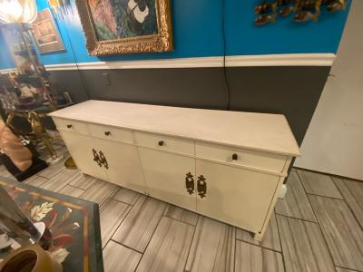 Tommi Parzinger WHITE MARBLE AND BRASS CREDENZA IN THE MANNER OF TOMMI PARZINGER