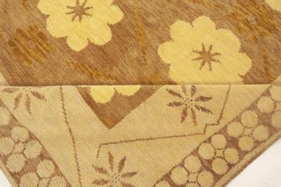 Transitional Rug of Classic Inspiration