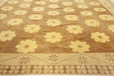 Transitional Rug of Classic Inspiration