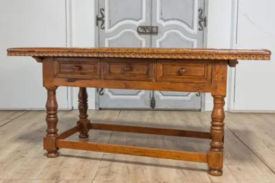Tuscan 1790s Walnut Refectory Table with Carved Scoop Motifs and Turned Legs