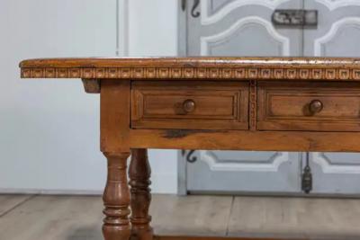 Tuscan 1790s Walnut Refectory Table with Carved Scoop Motifs and Turned Legs