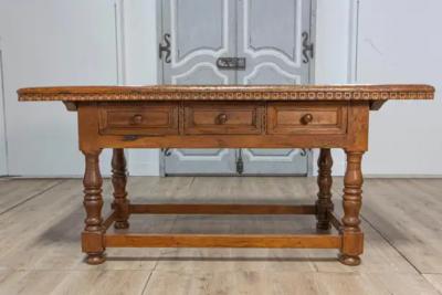Tuscan 1790s Walnut Refectory Table with Carved Scoop Motifs and Turned Legs