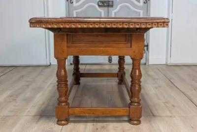 Tuscan 1790s Walnut Refectory Table with Carved Scoop Motifs and Turned Legs