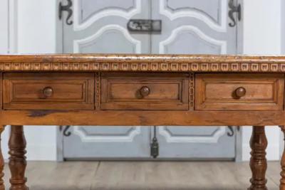Tuscan 1790s Walnut Refectory Table with Carved Scoop Motifs and Turned Legs