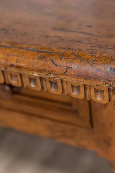 Tuscan 1790s Walnut Refectory Table with Carved Scoop Motifs and Turned Legs