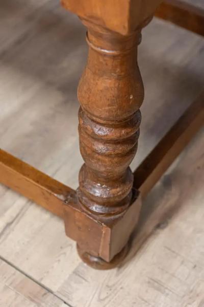 Tuscan 1790s Walnut Refectory Table with Carved Scoop Motifs and Turned Legs