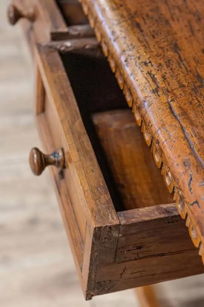 Tuscan 1790s Walnut Refectory Table with Carved Scoop Motifs and Turned Legs