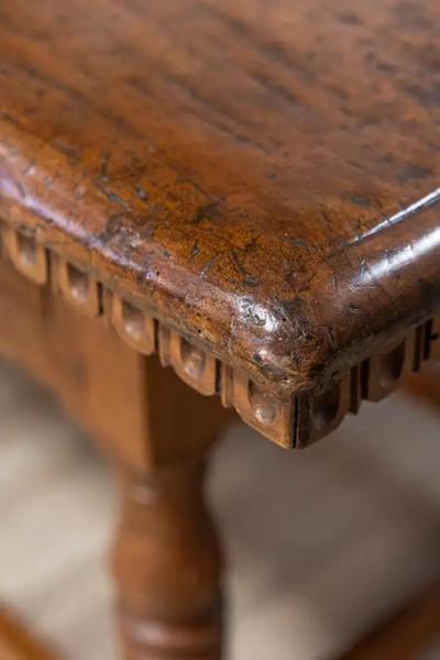 Tuscan 1790s Walnut Refectory Table with Carved Scoop Motifs and Turned Legs
