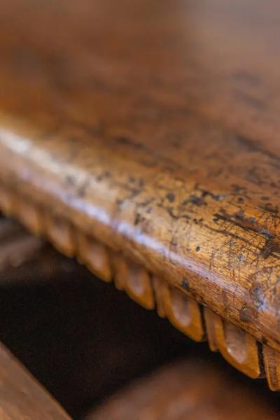 Tuscan 1790s Walnut Refectory Table with Carved Scoop Motifs and Turned Legs
