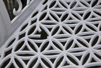 VICTORIAN ERA CAST IRON CURTAIN DESIGN GARDEN SETTEE