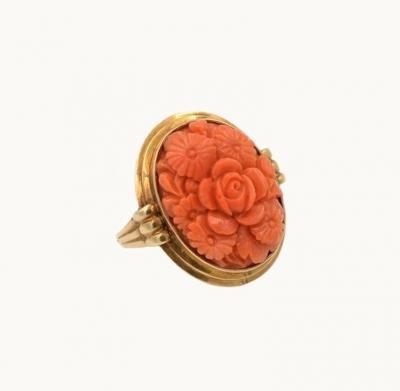 VINTAGE CARVED CORAL AND 14K GOLD RING