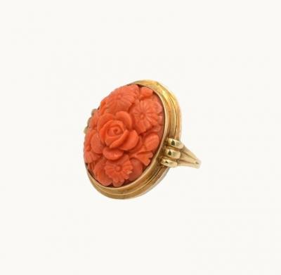 VINTAGE CARVED CORAL AND 14K GOLD RING