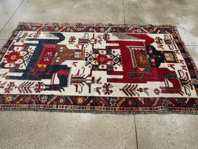 VINTAGE PERSIAN BAKHTIARI PICTORIAL ACCENT RUG