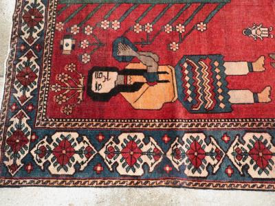 VINTAGE PERSIAN PICTORIAL BAKHTIARI ACCENT RUG