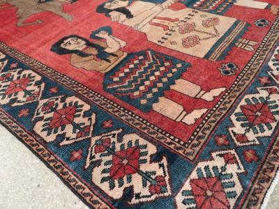 VINTAGE PERSIAN PICTORIAL BAKHTIARI ACCENT RUG
