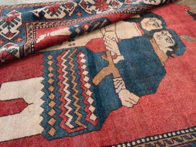 VINTAGE PERSIAN PICTORIAL BAKHTIARI ACCENT RUG