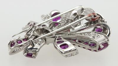 VINTAGE RIBBON PLATINUM BROOCH WITH 10 CARATS OF RUBIES AND 8 CARATS OF DIAMONDS