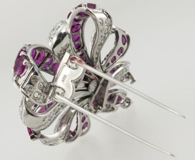 VINTAGE RIBBON PLATINUM BROOCH WITH 10 CARATS OF RUBIES AND 8 CARATS OF DIAMONDS