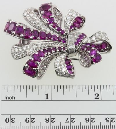 VINTAGE RIBBON PLATINUM BROOCH WITH 10 CARATS OF RUBIES AND 8 CARATS OF DIAMONDS
