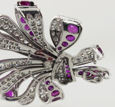 VINTAGE RIBBON PLATINUM BROOCH WITH 10 CARATS OF RUBIES AND 8 CARATS OF DIAMONDS