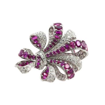VINTAGE RIBBON PLATINUM BROOCH WITH 10 CARATS OF RUBIES AND 8 CARATS OF DIAMONDS