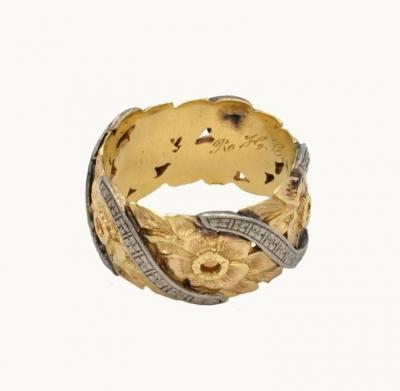 VINTAGE TWO TONE 14K GOLD ENGRAVED FLORAL WEDDING BAND