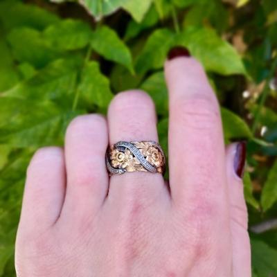 VINTAGE TWO TONE 14K GOLD ENGRAVED FLORAL WEDDING BAND