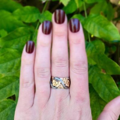 VINTAGE TWO TONE 14K GOLD ENGRAVED FLORAL WEDDING BAND