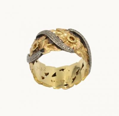 VINTAGE TWO TONE 14K GOLD ENGRAVED FLORAL WEDDING BAND