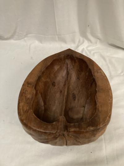 Very interesting wood bowl forming a nuts signed by Felix Geroudet