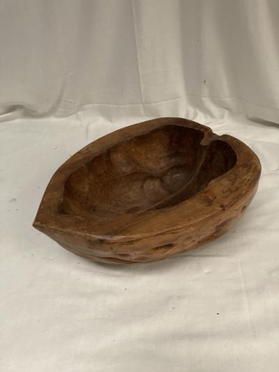 Very interesting wood bowl forming a nuts signed by Felix Geroudet