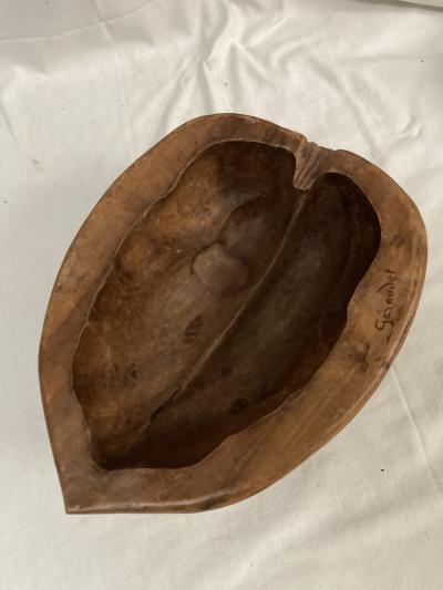Very interesting wood bowl forming a nuts signed by Felix Geroudet