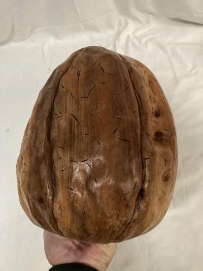 Very interesting wood bowl forming a nuts signed by Felix Geroudet