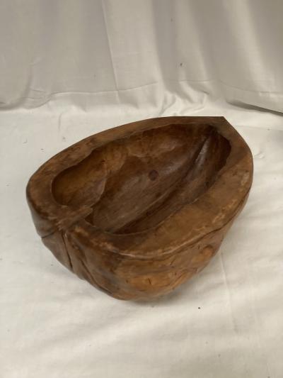 Very interesting wood bowl forming a nuts signed by Felix Geroudet